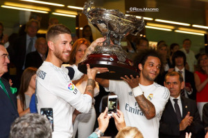 https://realmadrid10cup.files.wordpress.com/2015/09/real_madrid_gana_el_trofeo_santiago_bernabc3a9u_dc3a9cimo_03.jpg?w=300&h=200